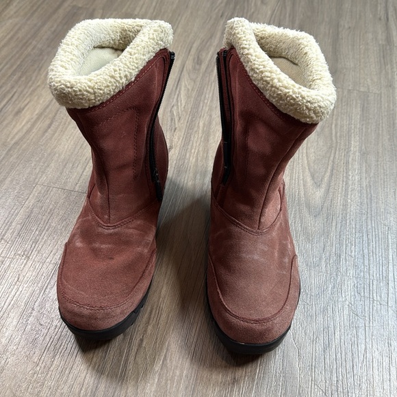 Sorel Red Suede Winter Boots with Cream Lining - Picture 4 of 13